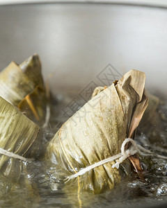 节日龙船时吃的食物是传统在黄钟子中沸煮的可口竹子图片