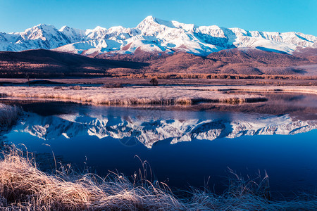 旅游山丘秋天湖雪脊反射Altai之旅寒冷的风景图片