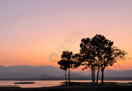 粉色的农村山上美丽日落与双影树天空图片