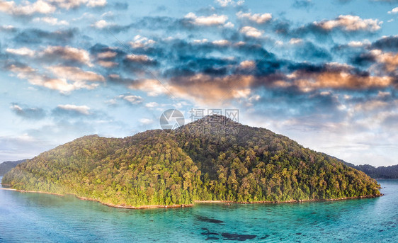 建立风景和珊瑚礁的海象空中观望海洋景象阳光图片