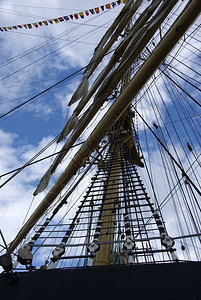 海云层背景上一艘帆船的更大旗杆历史繁荣图片