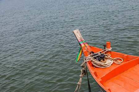 夏天泰国的橙色木制渔船划旅游图片