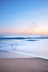 日落时沙滩的海浪图片