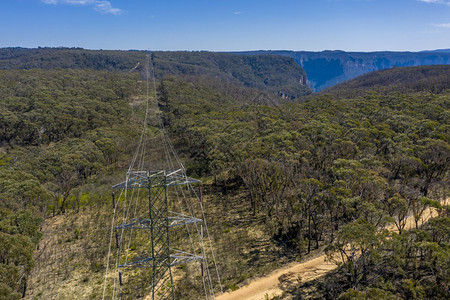 天线无人机草澳大利亚区域森林中输电塔和线的空中观测横穿澳大利亚区域一林图片
