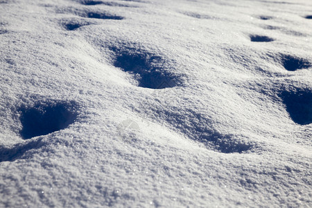 在地表大雪降后积下之后人们和土壤结构的痕迹有不规则之处在大雪降后有人和土壤结构接近雪流象征花帽图片