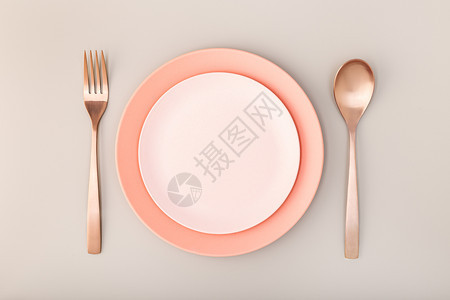 桌上的空板叉子和刀粉色糊面干净的厨具午餐图片