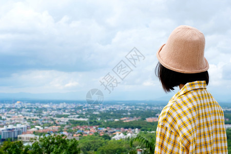 在城市和户外自然观视背景旅行春季暑假概念本Z的年轻青少女旅行者在城市和户外站立假期女亚洲人图片