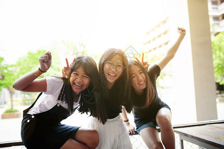 女大学微笑亚裔青少年群体幸福情绪和放松生活方式的人群图片