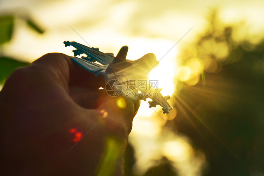 成功概念机场日落时在天上架有玩具飞机向天空运输模型快乐的图片
