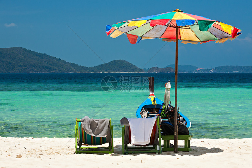 莫比代利泰国珊瑚岛Komodo海滩的伞式椅子和船亚洲假期图片