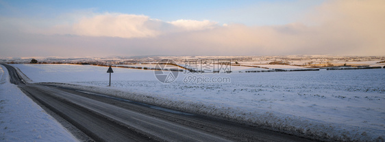 风景英格兰东北约克郡一条乡村公路上的冬天在季节山坡图片