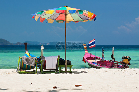 放松海洋旅行泰国珊瑚岛科莫多海滩的雨伞图片