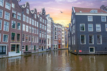 传统的日落时荷兰阿姆斯特丹传统住房Heldon城市历史的图片