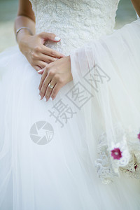 女孩奢华新娘和戒指在结婚礼服上细节图片