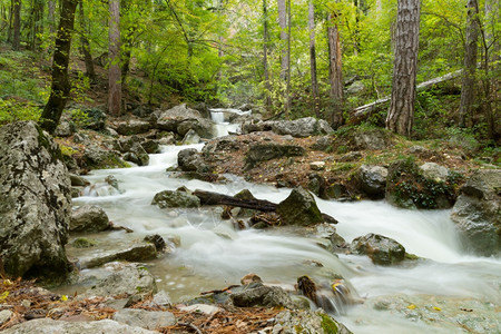 自然美丽的克里米亚山区河流的长时期情况落下图片