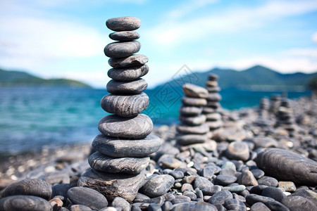 Pebbles塔和平衡蓝色的岩石海图片