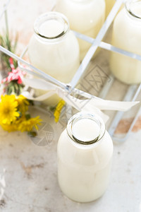 自然罐厨房桌上的瓶装新鲜牛奶产品图片