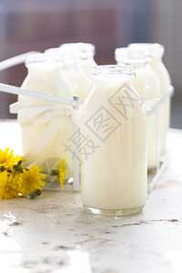 厨房桌上的瓶装新鲜牛奶花的模糊图片