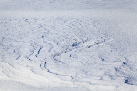 冬天场地季雪飘一小片深的田野雪飘粉末背景图片