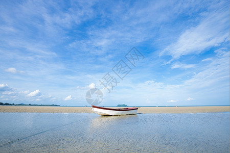 在海边沙滩上停泊的小船图片