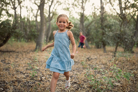 两个孩子在森林里玩跑步乐趣外部农村图片