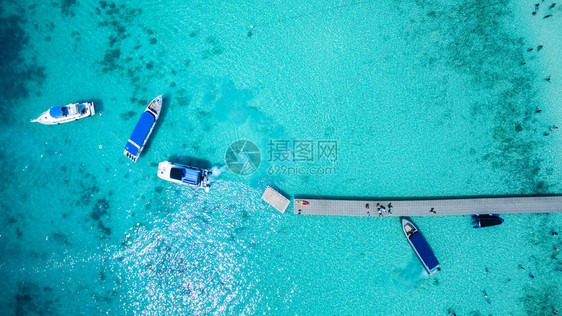 港口海洋前往普吉岛漂浮港的旅游快艇和马曼海地的景图船图片