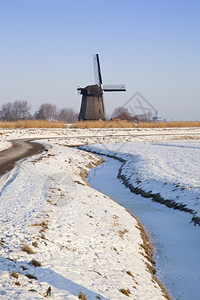 欧洲水历史冬季风车有雪冰和蓝天空图片