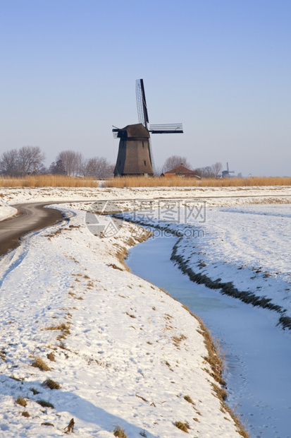 欧洲水历史冬季风车有雪冰和蓝天空图片