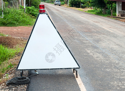 走在农村公路上设置三角交通摊位象征红绿灯图片