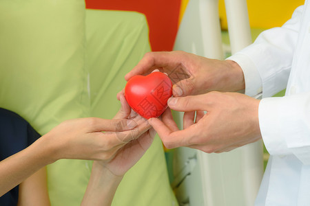 医生用手给有病人的妇女红心保健概念相信捐赠者希望图片