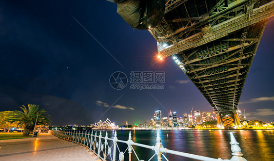 草悉尼港桥晚上澳大利亚城市标志码头图片