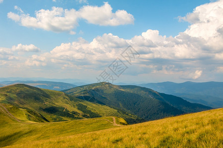 春天在古山顶的蓝空中美丽乌云高点在夏喀尔巴阡山上空射出云来卡尔巴阡山森林蓝色的图片