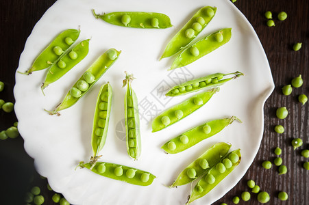 生活碗植物盘上烤豌豆荚新鲜蔬菜盘上烤豌豆荚图片