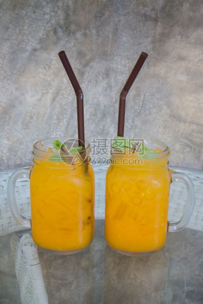 柑橘橙汁和冰块在玻璃桌上股票照片稻草多汁图片