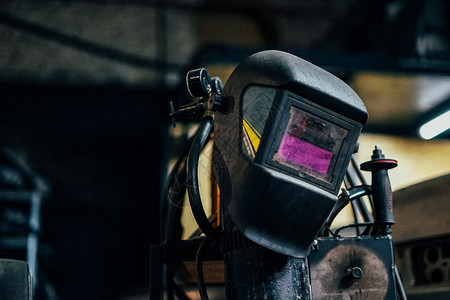 车库间背景的焊接面罩具作坊保护的图片
