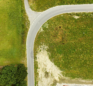 街道与无人驾驶飞机一起从70米高处拍摄的带有分支公路上曲线空中照片摘要超过地球图片