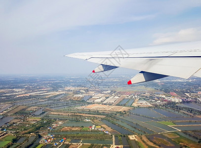 在天空中飞行时从机窗口看的景色Name尽管商业云图片