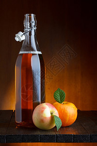 热的自然秋天生锈木制桌子上的苹果瓶子和成熟图片