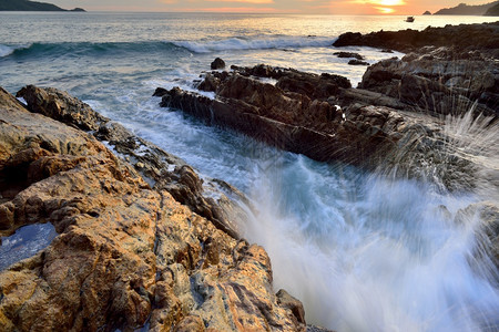 海浪冲击直线撞海滩上的岩石天空水户外图片
