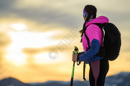 女孩在寒冬的阿尔卑斯山中观察令人惊叹的天空活动高山一种图片