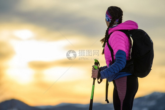 女孩在寒冬的阿尔卑斯山中观察令人惊叹的天空活动高山一种图片