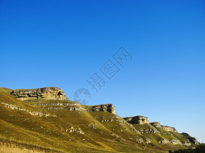 温暖的看北高加索山脉风景之后的丘太阳图片