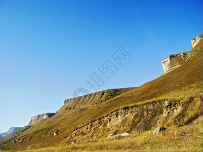 自然范围北高加索山脉风景之后的丘带领图片