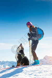 冬季和宠物狗一起登山图片