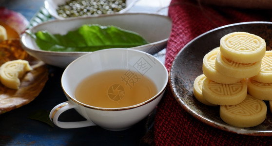 美食豆子亚洲人越南甜食来自绿扁豆的青蛋糕传统茶叶时间食物餐盘木本底茶杯等图片