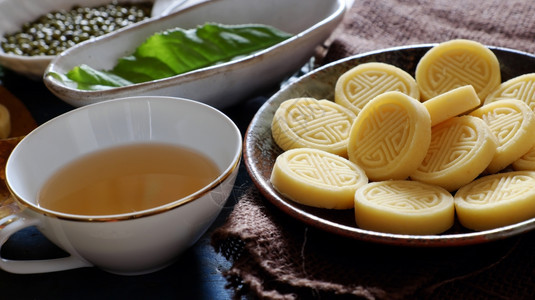 一种越南甜食来自绿扁豆的青蛋糕传统茶叶时间食物餐盘木本底茶杯等工作室里面图片