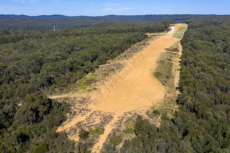 澳大利亚区域林一个老旧未使用的区域机场位于澳大利亚区域的一个大森林山绿色降落图片