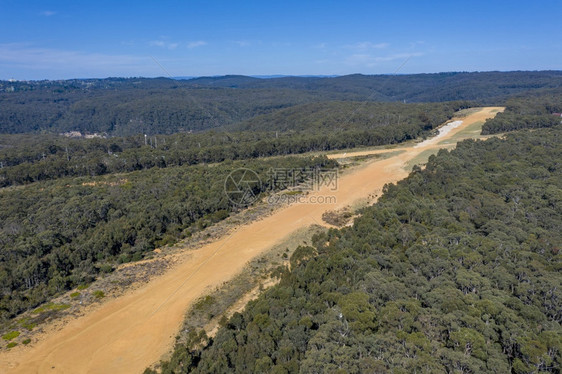 澳大利亚区域林一个老旧未使用的区域机场位于澳大利亚区域的一个大森林污垢无人机环境图片