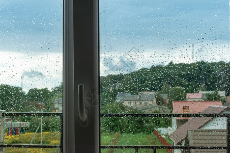 水窗外恶劣的天气雨季风景窗户外恶劣的天气等都呈现出雨季风景旅行灰色的背景图片