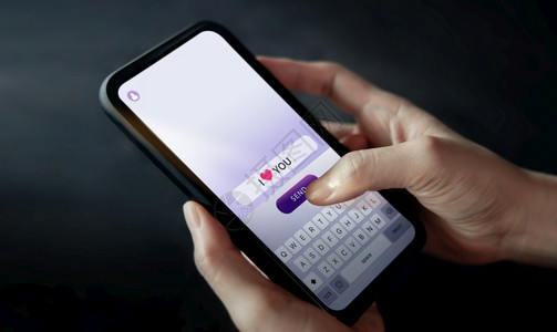 相对论心天爱情信息人节日概念通过手机端视图向某人发送我爱你的文本关闭镜头背景